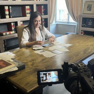 Luz Marina docente de Grafología viendo muestras de una reina para RTVE