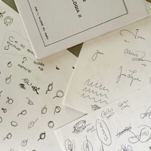 Papeles con escritos y apuntes de grafologia