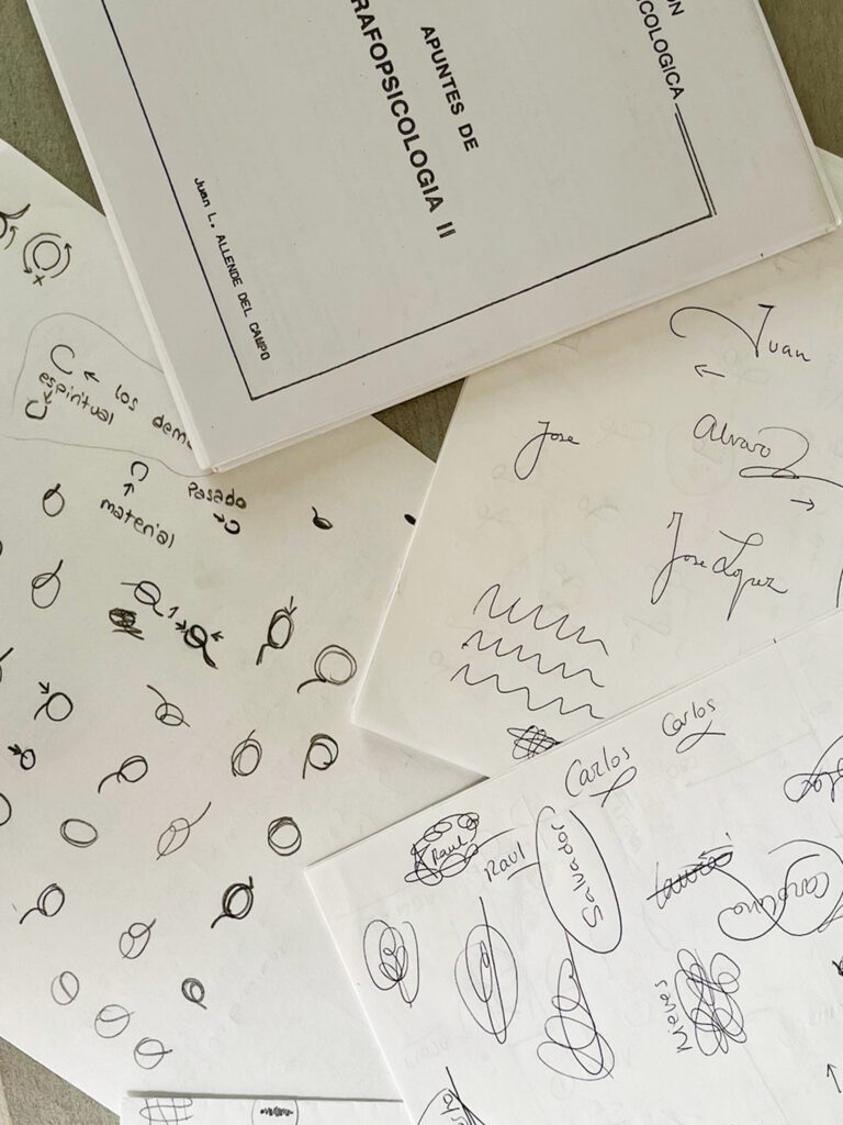 Papeles con escritos y apuntes de grafologia