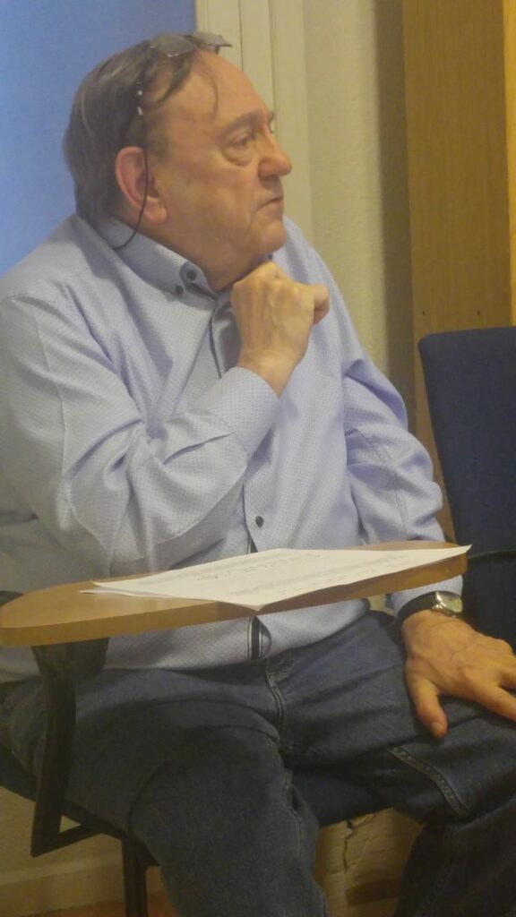 Juan Allende dando una conferencia de grafología