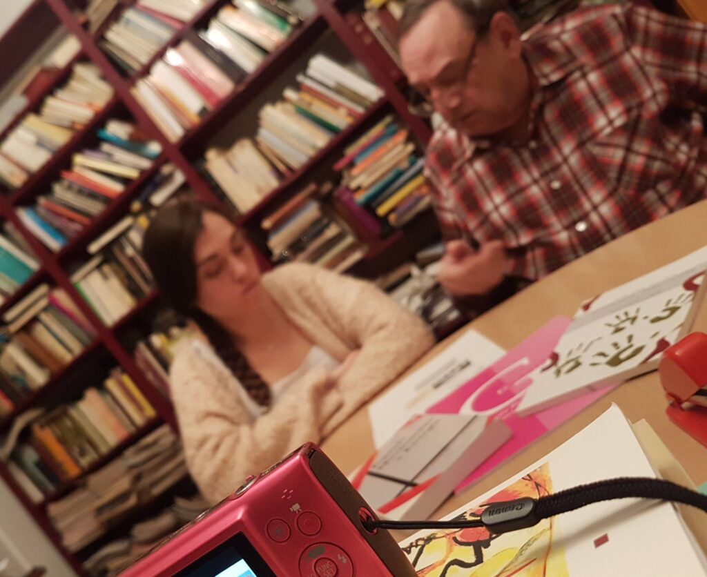 Juan Allende y Luz Marina, preparando la clase de firmas y grafología