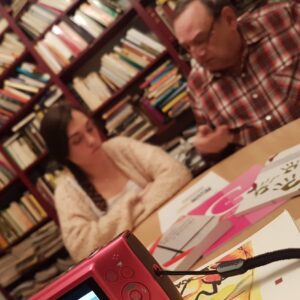 Juan Allende y Luz Marina, preparando la clase de firmas y grafología