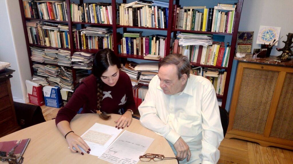 Juan Allende y Luz Marina, preparando la clase de firmas y grafología