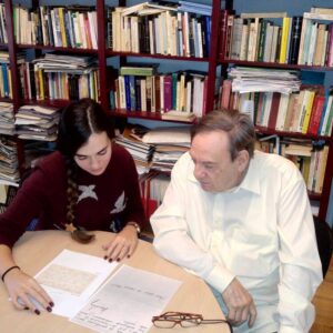 Juan Allende y Luz Marina, preparando la clase de firmas y grafología