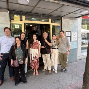 Socios de grafologia disfrutando del encuentro en la comida de verano